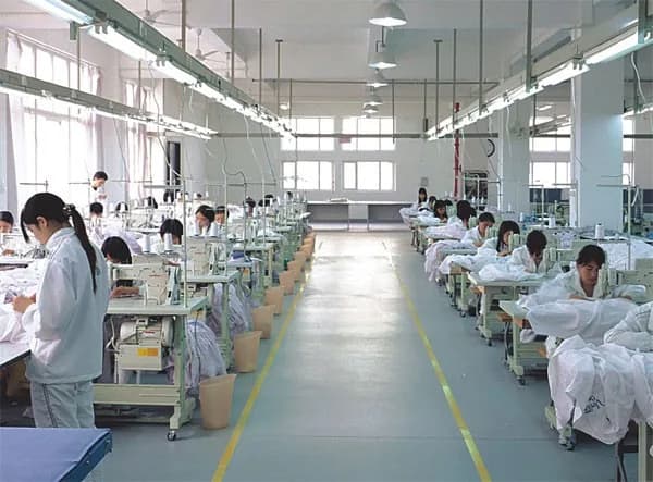 Швейный цех фабрики Songxin: ряды машин и белые халаты в работе